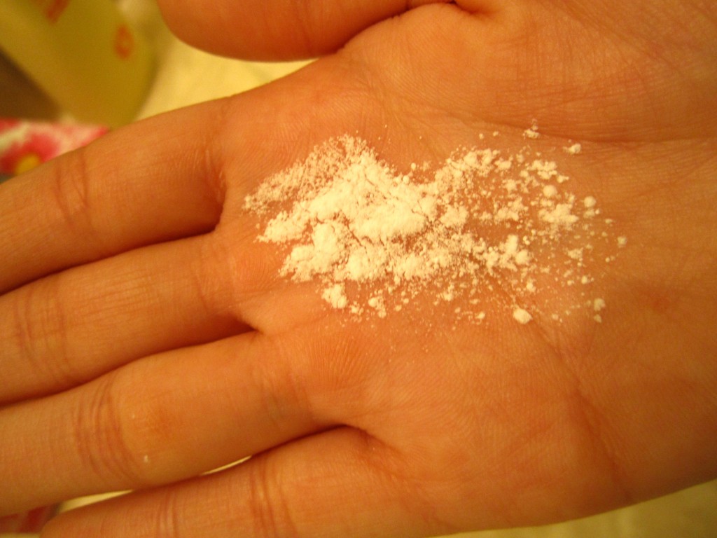 ROCK-YOUR-HAIR-BOMBSHELL-BIG-HAIR-POWDER